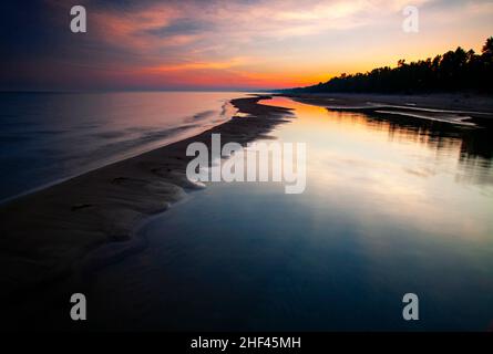 Eine Sandbank bei Sonnenuntergang am Lake Erie am Long Point Poinr Provincial Park Ontario, Kanada Stockfoto