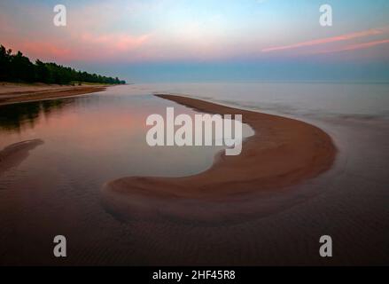 Eine Sandbank bei Sonnenuntergang am Lake Erie am Long Point Poinr Provincial Park Ontario, Kanada Stockfoto