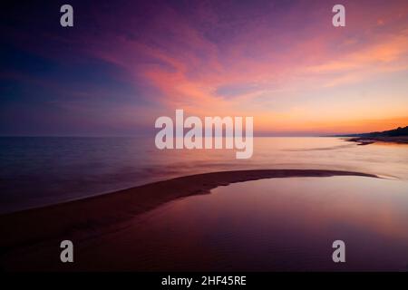 Eine Sandbank bei Sonnenuntergang am Lake Erie am Long Point Poinr Provincial Park Ontario, Kanada Stockfoto