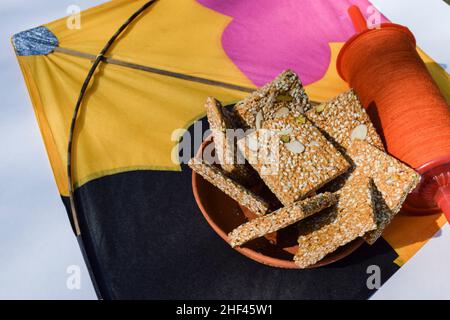 Badam Pista Gur Patti Gajak . Es besteht aus Zacken- und Sesamplatten mit Mandeln und Pistachhio Stockfoto