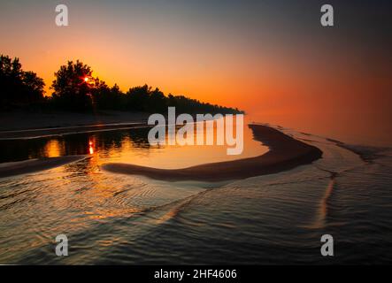 Eine Sandbank bei Sonnenuntergang am Lake Erie am Long Point Poinr Provincial Park Ontario, Kanada Stockfoto