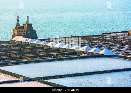 Salinas de Janubio Lanzarote, Spanien mit Salz Stapel Stockfoto