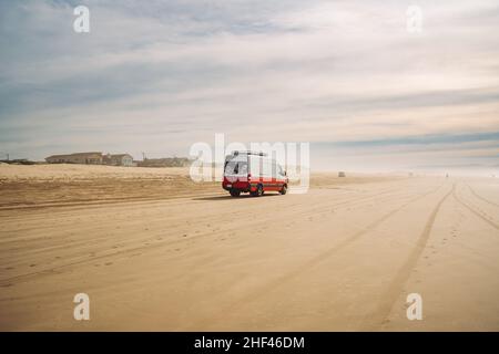 Oceano, Kalifornien, USA - 12. Januar 2022. Auto am Strand. Oceano Dunes, California Central Coast, der einzige California State Park, der Vehi erlaubt Stockfoto