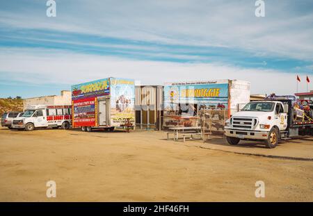 Oceano, Kalifornien, USA - 12. Januar 2022. Sun Buggy und ATV Spaß Vermietungen am Strand. Oceano Dunes, die kalifornische Zentralküste, ist das einzige Kalifornien Stockfoto