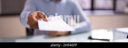 Afrikanischer Geschäftsmann, Der Gehaltsscheck Oder Gehaltsscheck Gibt Stockfoto