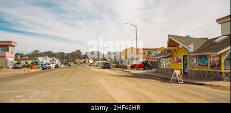 Oceano, Kalifornien, USA - 12. Januar 2022. Oceano, Kalifornien. Blick auf die Straße, Geschäfte und Restaurants, Architektur, Stadtleben Stockfoto