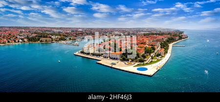 Zadar, Kroatien - Luftpanorama der Altstadt von Zadar an der Adria mit Meeresorgel, Jachthafen und blauem Himmel an einem hellen Sommertag Stockfoto