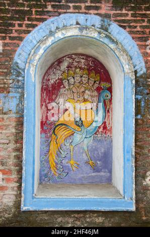 Farbenfrohe Gemälde an der Innenwand eines Tempels in Parvati Hill, Pune, Maharashtra, Indien Stockfoto