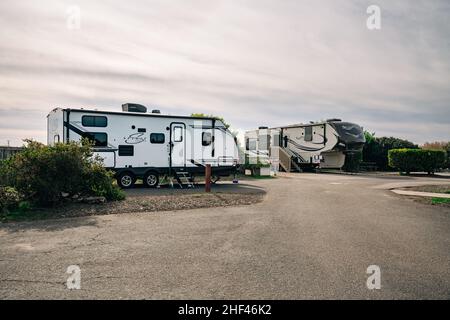 Oceano, Kalifornien, USA - 12. Januar 2022. Campingplatz Oceano für Wohnmobile und Wohnmobile, San Luis Obispo County, California Central Coast Stockfoto