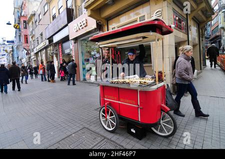 Ein Kastanienhändler an der İstiklal Avenue ( Independence Avenue ) in Beyoğlu, Istanbul, Türkei. Stockfoto