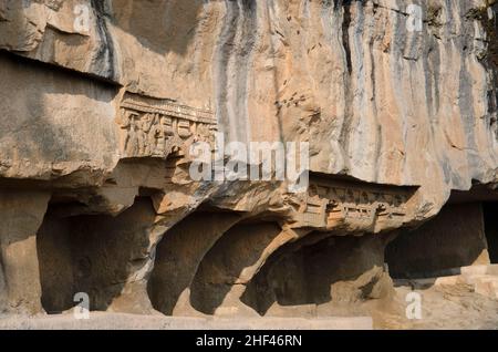 Schnitzarbeiten an der Außenseite der Tulja Leni (Höhle), es ist die kleinste Gruppe von Höhlen mit 11 Höhlen datierbar von 1st Jahrhundert v. Chr. bis 1st Centu Stockfoto