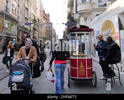 İstiklal Avenue ( Independence Avenue ) in Beyoğlu, Istanbul, Türkei. Stockfoto