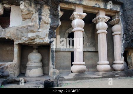 Unvollendete Chaitya in der Amba - Ambika Gruppe von Höhlen. Besteht aus einem Chaitya, 17 Viharas, 11 Wassertanks und insgesamt 15 Inschriften, Manmodi Hill Stockfoto