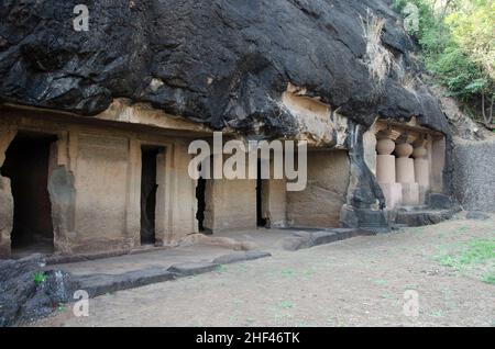 Unvollendete Chaitya in der Amba - Ambika Gruppe von Höhlen. Besteht aus einem Chaitya, 17 Viharas, 11 Wassertanks und insgesamt 15 Inschriften, Manmodi Hill Stockfoto