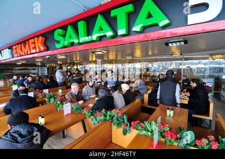 Fischbrötchen sind sehr beliebt auf und rund um die Galata-Brücke in Istanbul. Stockfoto