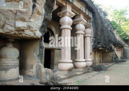 Unvollendetes Chaitya in der Gruppe Amba - Ambika, bestehend aus einem Chaitya, 17 Viharas, 11 Wassertanks und insgesamt 15 Inschriften, Felsenkreuz Stockfoto