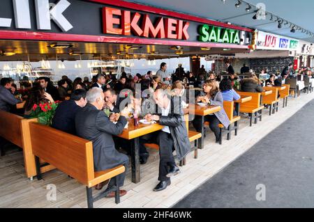 Fischbrötchen sind sehr beliebt auf und rund um die Galata-Brücke in Istanbul. Stockfoto
