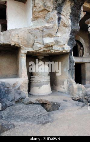 Unvollendetes Chaitya in der Gruppe Amba - Ambika, bestehend aus einem Chaitya, 17 Viharas, 11 Wassertanks und insgesamt 15 Inschriften, Felsenkreuz Stockfoto