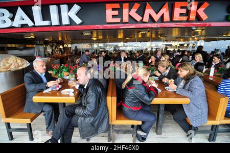 Fischbrötchen sind sehr beliebt auf und rund um die Galata-Brücke in Istanbul. Stockfoto