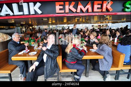 Fischbrötchen sind sehr beliebt auf und rund um die Galata-Brücke in Istanbul. Stockfoto