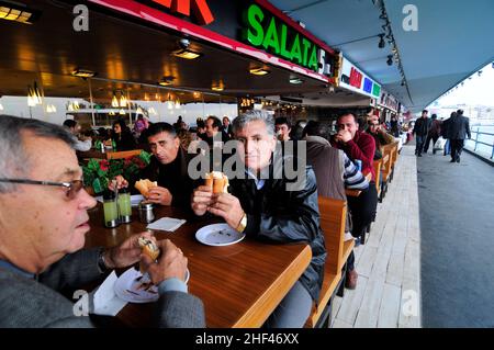Fischbrötchen sind sehr beliebt auf und rund um die Galata-Brücke in Istanbul. Stockfoto