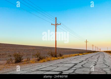 Elektrische overland Linie in der Wüste Stockfoto