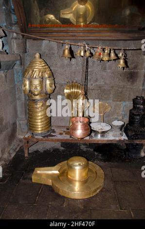 Messing Idole von Herrn Shiva und Shivlinga im Kukdeshwar Tempel, eingeweiht Lord Shiva, liegt es auf den Ufern des Kukdi Flusses, gelegen bei Junnar, nahe Pu Stockfoto