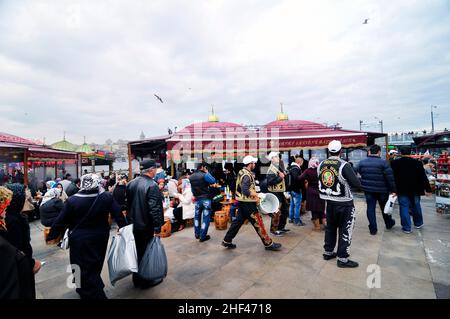 Makrelenfisch, gegrillt für die berühmten Fisch-Sandwiches, serviert von bunten Booten an der Galata-Brücke in Istanbul, Türkei. Stockfoto