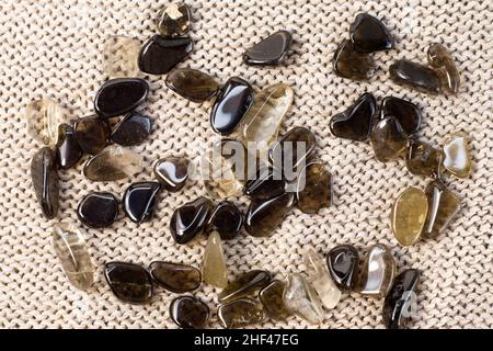 Makroaufnahmen der Sammlung Naturgestein Set aus Morion, rauchigen Quarzkristallen Edelsteinen auf grauem Hintergrund Draufsicht Stockfoto