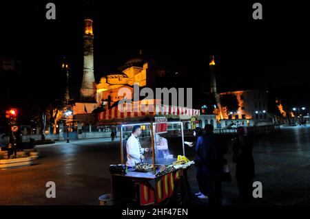 Ein Kastanienhändler, der Kastanien von der Aya Sofia in Istanbul, Türkei, verkauft. Stockfoto