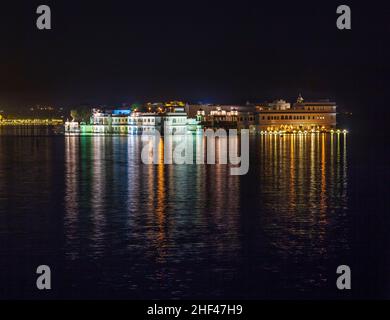 Blick über den See Pichola in der Abenddämmerung, Udaipur, Indien Stockfoto