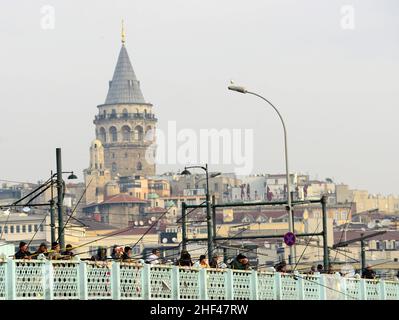 Fischer auf der Galata-Braut mit dem Galata-Turm im Hintergrund in Istanbul, Türkei Stockfoto