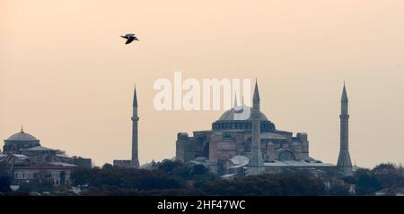 Ein Blick auf die ikonische byzantinische Kirche Aya Sofya in Istanbul, Türkei. Stockfoto