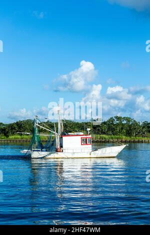 Fischerboote machen Sie sich bereit für Nacht Fang an Fairhope, USA. Fairhope ist berühmt für die Alabama-Krabbe. Stockfoto