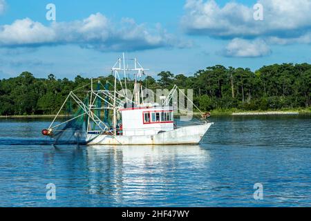 Fischerboote machen Sie sich bereit für Nacht Fang an Fairhope, USA. Fairhope ist berühmt für die Alabama-Krabbe. Stockfoto