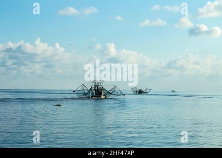 Fischerboote machen Sie sich bereit für Nacht Fang an Fairhope, USA. Fairhope ist berühmt für die Alabama-Krabbe. Stockfoto