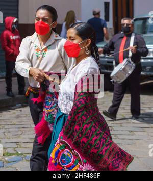 cuenca, Ecuador, 24. Dez 2021 - Menschen tanzen in der traditionellen Pase del Nino Weihnachtsparade. Stockfoto