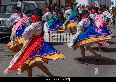 cuenca, Ecuador, 24. Dez 2021 - Menschen tanzen in der traditionellen Pase del Nino Weihnachtsparade. Stockfoto