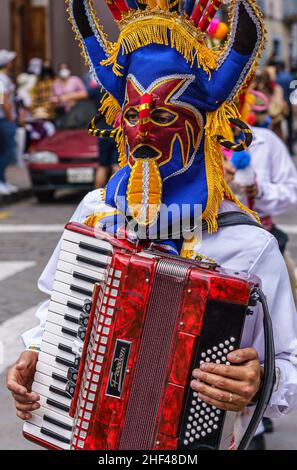 cuenca, Ecuador, 24. Dez 2021 - der Mann spielt Xylophon in der traditionellen Pase del Nino Weihnachtsparade. Stockfoto