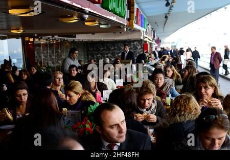 Fischbrötchen sind sehr beliebt auf und rund um die Galata-Brücke in Istanbul. Stockfoto