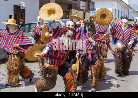 cuenca, Ecuador, 24. Dez 2021 - Menschen tanzen in der traditionellen Pase del Nino Weihnachtsparade. Stockfoto