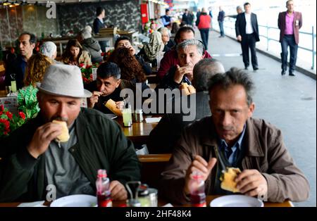Fischbrötchen sind sehr beliebt auf und rund um die Galata-Brücke in Istanbul. Stockfoto