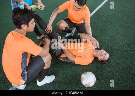 Futsal-Spieler haben Schmerzen, wenn sie Beinkrämpfe bekommen Stockfoto