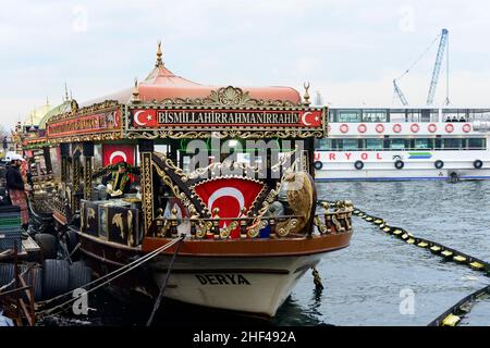 Makrelenfisch, gegrillt für die berühmten Fisch-Sandwiches, serviert von bunten Booten an der Galata-Brücke in Istanbul, Türkei. Stockfoto