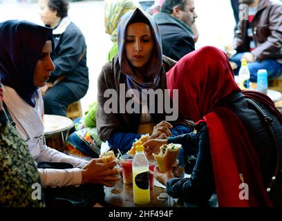 Makrelenfisch, gegrillt für die berühmten Fisch-Sandwiches, serviert von bunten Booten an der Galata-Brücke in Istanbul, Türkei. Stockfoto