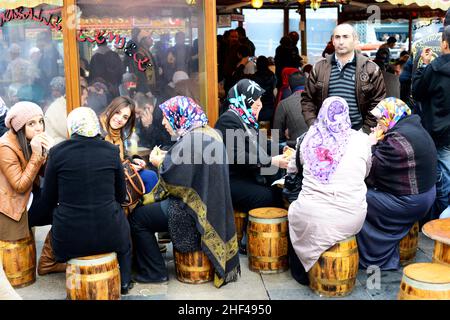 Makrelenfisch, gegrillt für die berühmten Fisch-Sandwiches, serviert von bunten Booten an der Galata-Brücke in Istanbul, Türkei. Stockfoto