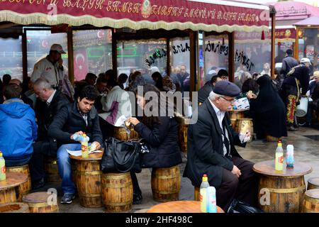 Makrelenfisch, gegrillt für die berühmten Fisch-Sandwiches, serviert von bunten Booten an der Galata-Brücke in Istanbul, Türkei. Stockfoto