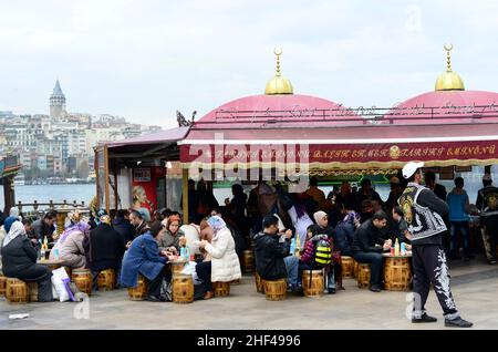 Makrelenfisch, gegrillt für die berühmten Fisch-Sandwiches, serviert von bunten Booten an der Galata-Brücke in Istanbul, Türkei. Stockfoto