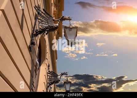Lecce, Apulien, Italien. August 2021. Blick auf eine der Straßen des historischen Zentrums mit einem charakteristischen alten Laternenpfosten. Goldene Stunde. Stockfoto