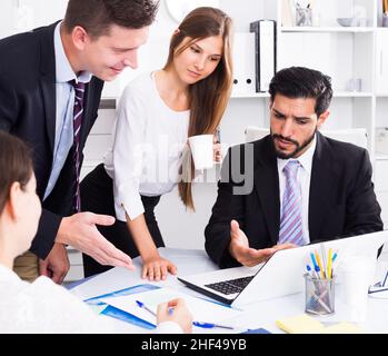 Geschäftspartner diskutieren im Büro Stockfoto
